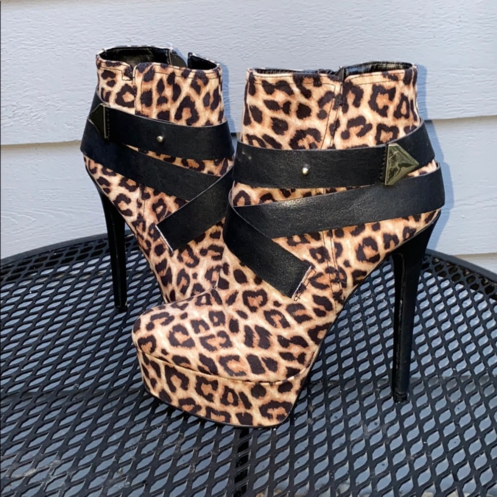 Qupid leopard print heels